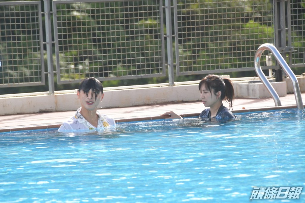 黃子恆（左）以水鬼造型進行拍攝。